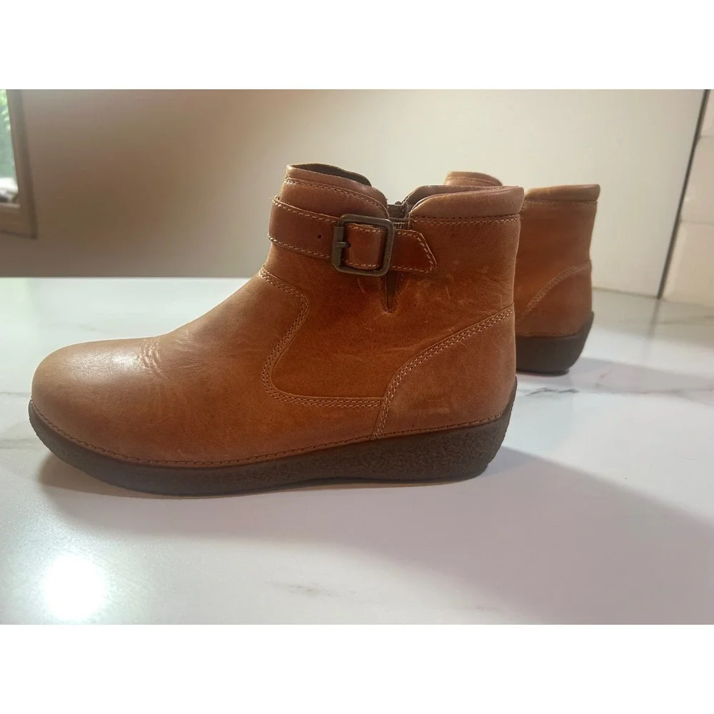 Duluth Trading Co Womens Brown Leather Buckle Zip Ankle Boots Wedge Sole Tan